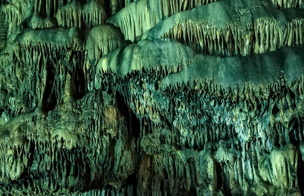 sarkıtlar ve dikitler ile mağara