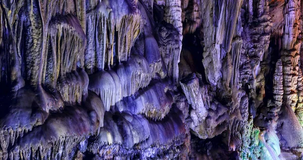 Sarkıtlar Dikitlerle Mağaranın Içinde Ormasyonlar — Stok fotoğraf