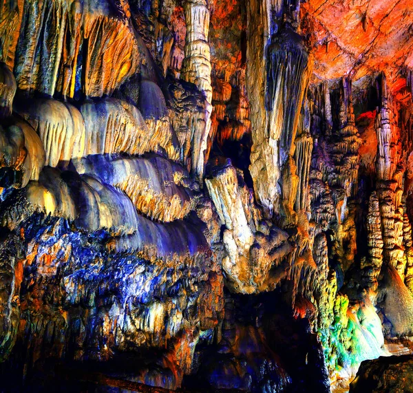 Yerin altında. Yeraltındaki bir mağarada sarkıt ve dikitlerin güzel manzarası