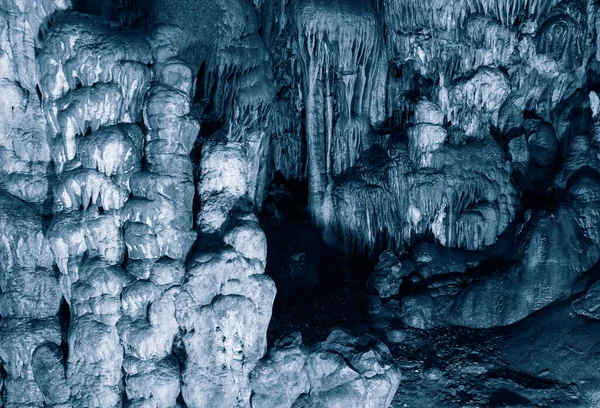 Karanlıkta Bir Sürü Sarkıt Olan Doğal Mağaranın Içinde — Stok fotoğraf