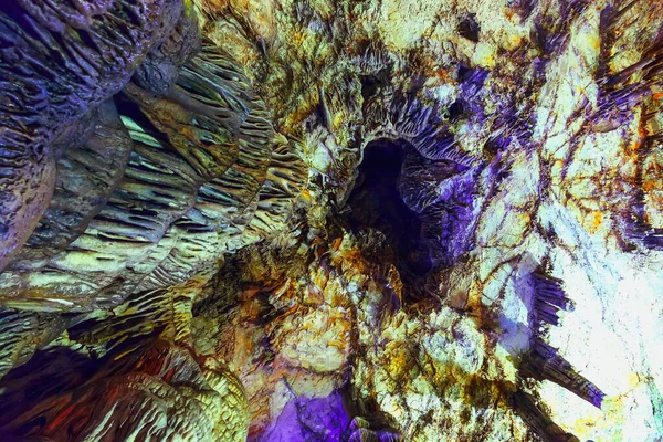 블랙홀 동굴의 환상적 종유석 구멍까지 솟아오른다 — 스톡 사진