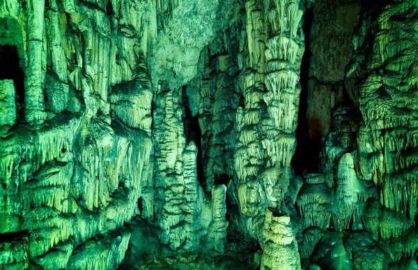 Yerin Altında Yeraltındaki Mağaralarda Sarkıt Dikitlerin Güzel Manzarası — Stok fotoğraf