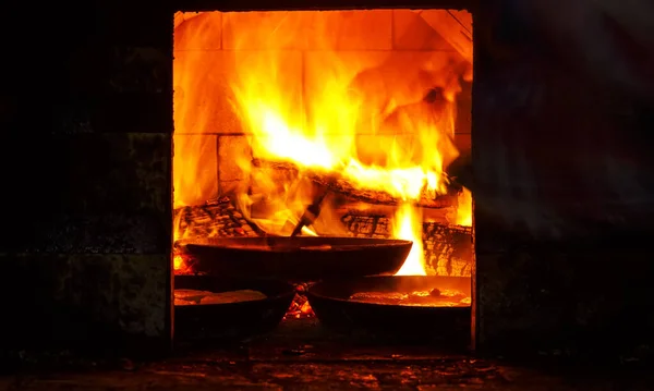 Traditionelle Holzkohlebrötchen Die Über Offenem Feuer Auf Eisenpfannen Einer Hütte Stockbild