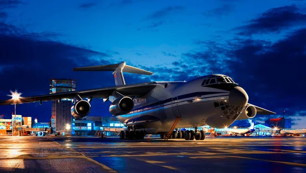 Nahaufnahme Von Frachtflugzeug Der Nacht lizenzfreie Stockfotos