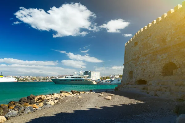 Neoria Alte Venezianische Mauern Der Werften Heraklion Mit Hafen Und lizenzfreie Stockbilder