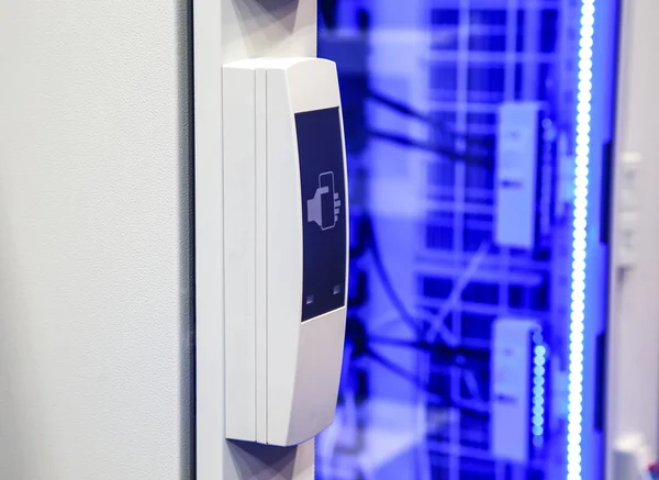 Kartı terminal giriş kapıları mavi arka plan aydınlatma