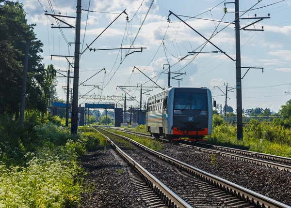 Comboio elétrico vai de trem, verão, campo — Fotografia de Stock