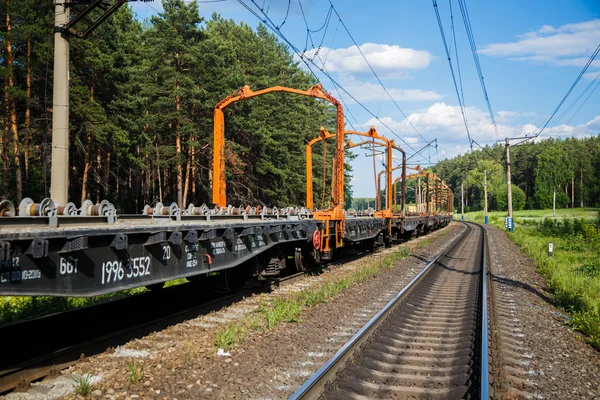 Transporte especial na estrada de ferro na natureza — Fotografia de Stock