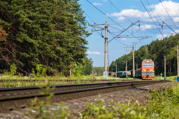 Elektrický vlak jede železniční, léto, venkov — Stock fotografie