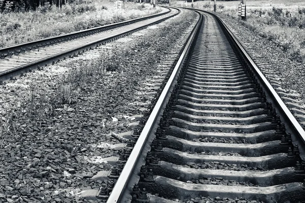Railroad tracks weergave van onderen — Stockfoto