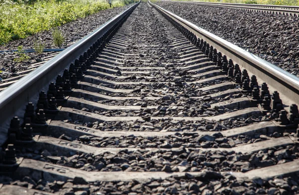 Railroad tracks weergave van onderen — Stockfoto