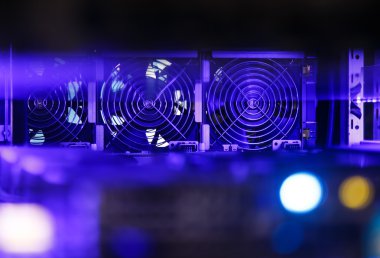 Mavi arka plan aydınlatma iç parçaları ve elektronik sunucuda