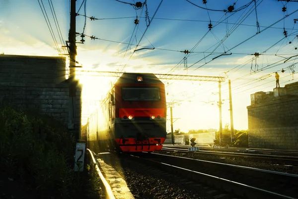 Lokomotiva v paprscích zapadajícího slunce — Stock fotografie