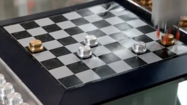 Robot Sergisi kendimle dama oynar