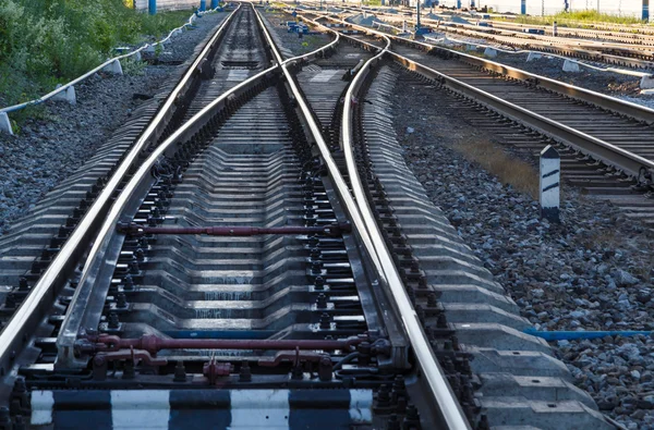 Railroad tracks weergave van onderen — Stockfoto