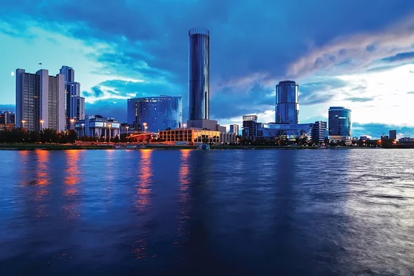 Ciudad por la noche con luces de colores edificio de negocios — Foto de Stock