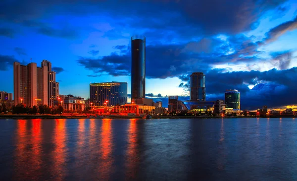 Nacht uitzicht over avond stad met de rivier Oeral Jekaterinenburg — Stockfoto