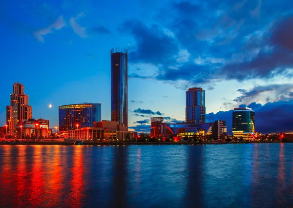 River Ural Ekaterinburg ile akşam şehrin gece görünümü