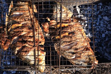 iki Nehir balığı ızgara açık havada kızarmış 