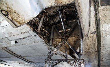 eski uçağın iniş takımları