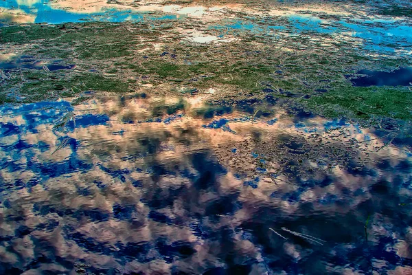 Ciel et nuages réfléchis à la surface du marais — Photo