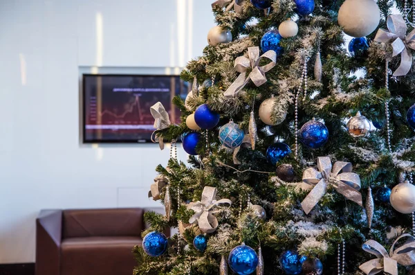 圣诞树背景在电视时间表商业内部 — 图库照片