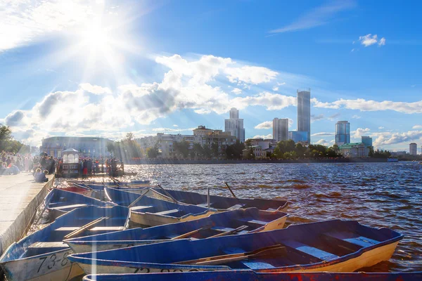 Şehir setin Yekaterinburg güneşli yaz gün — Stok fotoğraf