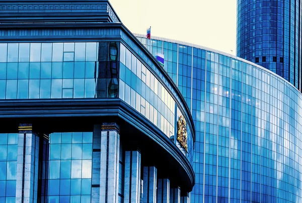 Ekaterinburg regeringsbyggnaden på bakgrunden skyskrapor — Stockfoto