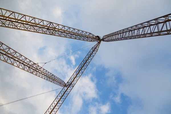 Lifting crane hewn rocks in a quarry — Stock Photo, Image