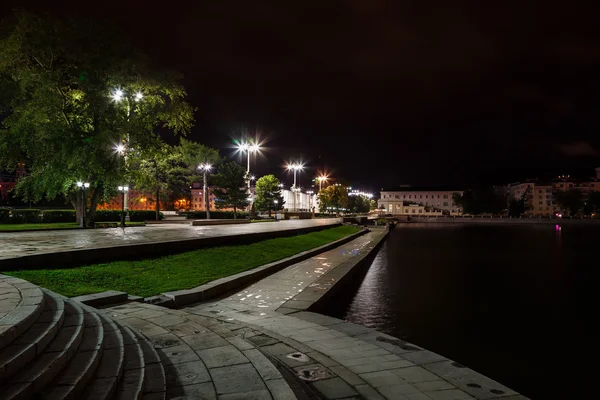 Embankment Jekaterinenburg nacht — Stockfoto