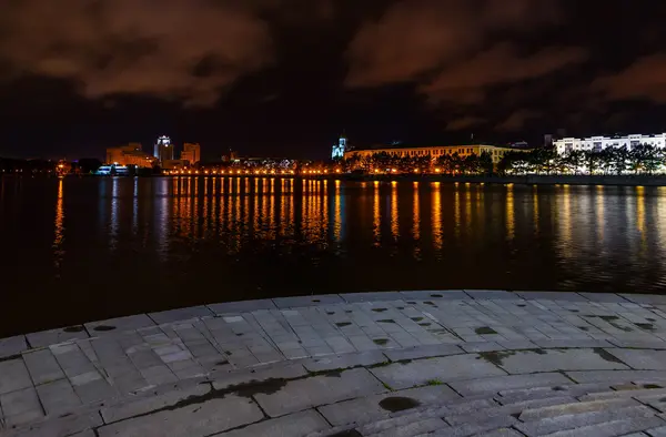 Embankment Jekaterinenburg nacht — Stockfoto