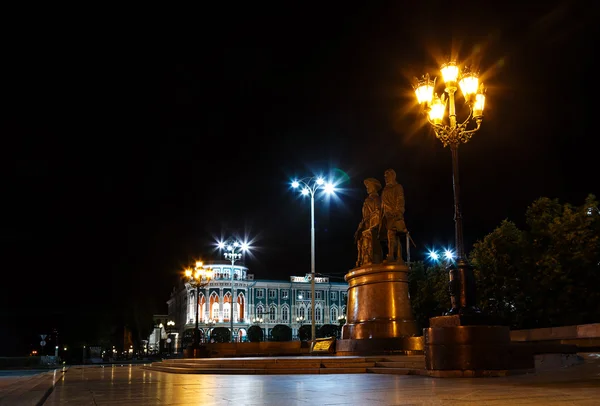 Monument Tatisjtsjev en de Genin nacht — Stockfoto