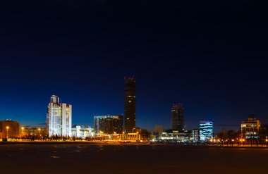 günbatımı kızdırma gece ve kış Yekaterinburg merkezi üzerinden