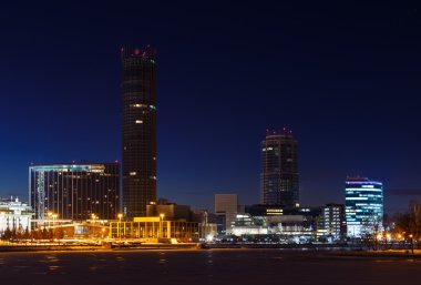 günbatımı kızdırma gece ve kış Yekaterinburg merkezi üzerinden