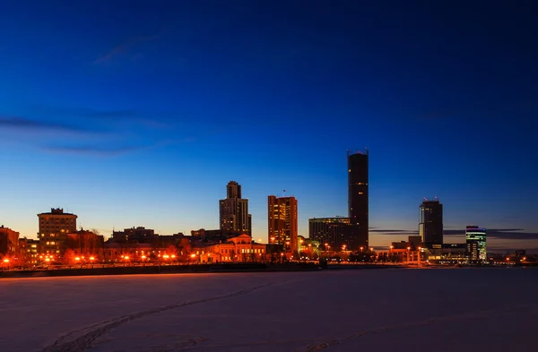 Günbatımı kızdırma gece ve kış Yekaterinburg merkezi üzerinden — Stok fotoğraf