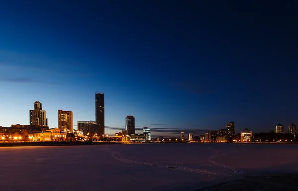Закат ночью и зимой над центром Екатеринбурга — стоковое фото