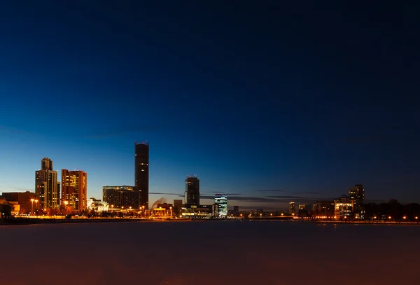 Günbatımı kızdırma gece ve kış Yekaterinburg merkezi üzerinden — Stok fotoğraf