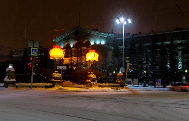 Abajur gece Yekaterinburg tasarım fikri sokakta