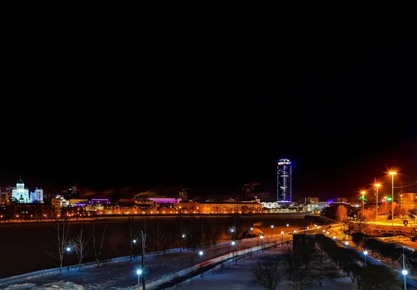 Argine Ekaterinburg inverno notte scuro cielo grattacielo — Foto Stock