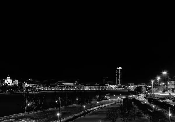 Black and white embankment Yekaterinburg winter night dark sky skyscraper — Stock Photo, Image