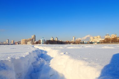 İskele iskele setin Yekaterinburg şehir görünümünü. Kış. Güneş