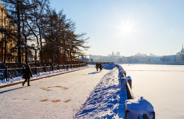 Waterfront güneşli soğuk günde geziniyor insanlar