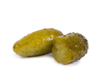 Beyaz arka plan üzerinde izole Marine salatalık turşusu