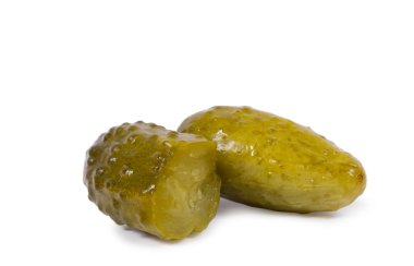 Beyaz arka plan üzerinde izole Marine salatalık turşusu