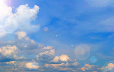 Mavi gökyüzündeki bulutlar