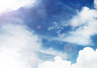 Mavi gökyüzündeki bulutlar