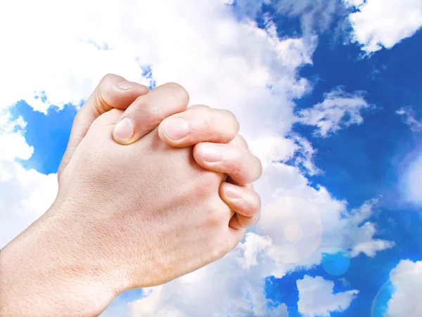 Betende Hände gegen den Himmel — Stockfoto