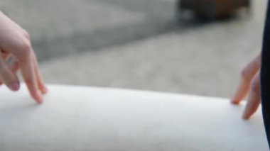 Gelin ve damadın parmakları birbirine dokunur, aşık çift el ele tutuşur, erkeğin ve kızın parmakları birbirine doğru hareket eder.