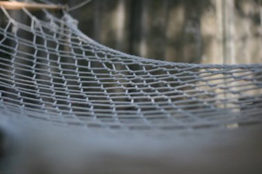 Bahçede hamak askıları, arka planda bulanıklık, yazın sembolü, rahatlık, rahatlık ve basit, basit yaşam.