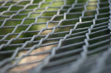 Bahçedeki hamak, yakın manzara, yazın bir sembolü, rahatlık, rahatlık ve sade yaşam.